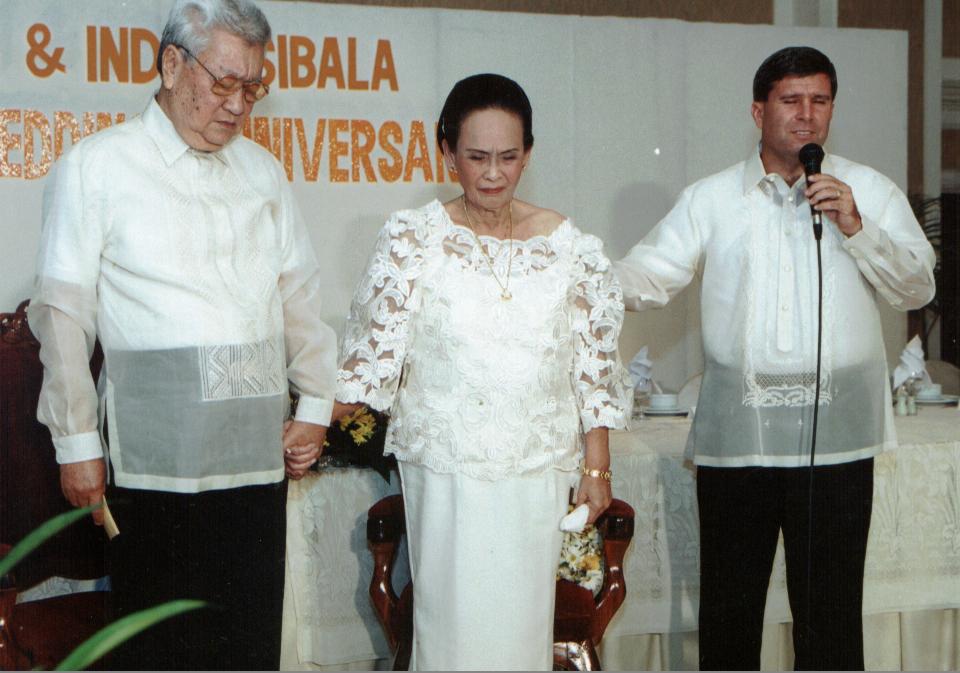 prayer4dcouple.jpg